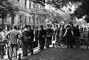 Prevent: Crowd before the Ministry of the Interior, 1932