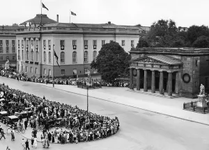 Taxis: Crowd in front of the Neue Wache in Berlin, 1935