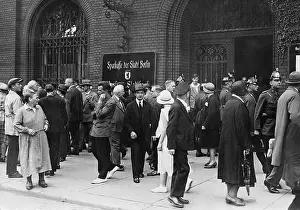 Clients: Crowd outside a branch of the Sparkasse in Berlin, 1931