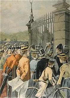 Appendicitis: Crowd outside Buckingham Palace, London