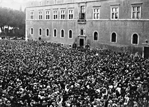 Venezia: Crowd in front of the Palazzo Venezia in Rome, 1941