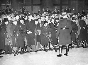 Vive: Crowd in Paris at Chamberlain's arrival, 1938