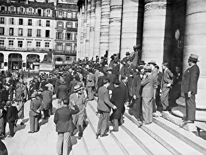 Collapse: A crowd in front of the Paris Stock Exchange, 1931