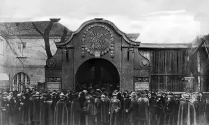 Putsch: Crowd of people before the Buergebraeukeller in Munich, 1923