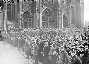 Lowering: Crowd of people in front of Cologne Cathedral