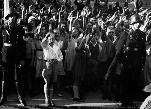 Gruss: Crowd of people in front of HItler's hotel in Nuremberg, 193