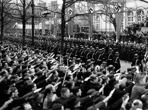 Sings: Crowd of people in front of the Kroll Opera House, 1938