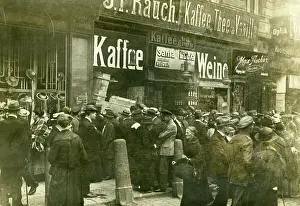 Fischer: Crowd of people in front of a shop in Berlin, 1919