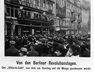 Unter: Crowd of people in front of the Victoria Cafe in Berlin
