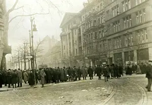 Amount: Crowd of people in front of the Vorwaerts