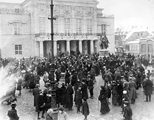 Nationalversammlung: Crowd of people in front of the Weimar National Theater