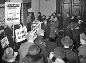 Moritz: Crowd at the polling station on the occasion
