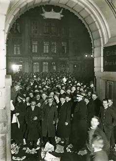 Crumpled: Crowd in front of the portal of the Berliner