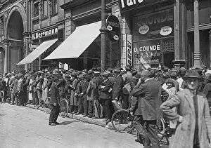 Account: Crowd in front of the post office bank in Berlin, 1923