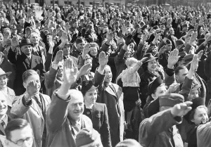 Raises: Crowd in front of the Reich Chancellery, 1940