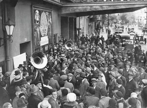 Immigration: Crowd in front of the Scala in Berlin, 1920s