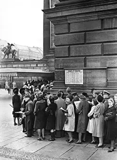Gendarmenmarkt: Crowd standing in line for theater tikets, 1942