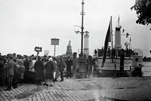 Lindau: Crowd in front of a steamer on Lake Constance, 1927