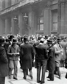 Brokers: Crowd at the stock exchange