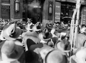 Bier: A crowd surrounded the funeral procession with the