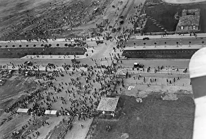 Tempelhofer: A crowd at Tempelhof Airport, 1935