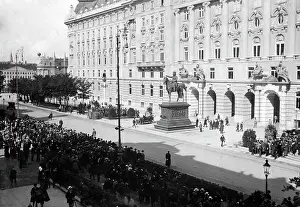Gathers: Crowd in front of the Vienna War Ministry, 1914