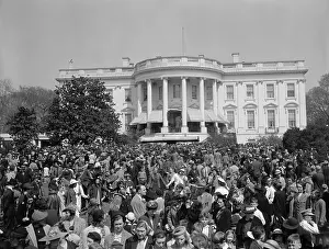 Rs5wnlcgr: Crowd on White House lawn for Easter Egg Roll
