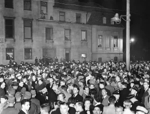 Question: Crowd on the Wilhelmsplatz in Berlin, 1938