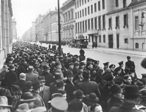 Krolloper: Crowd in the Wilhelmstrasse in front of the