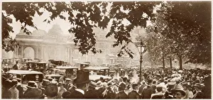 Taxis: Crowded motor vehicles in Hyde Park 1924