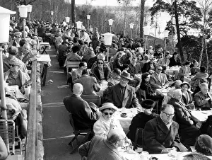 Spielen: Crowded restaurants in Berlin in April 1958