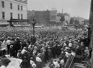 Heavyweights: Crowds arriving at the Jack Dempsey-Georges Carpentier