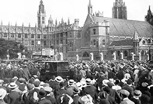 Assemble: Crowds assembled in London on the outbreak of WWI