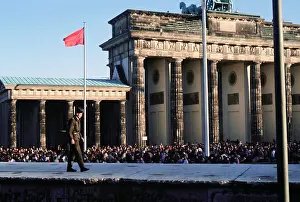 Glasnost: Crowds of Berliners around the Brandenburg ?