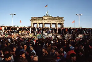 Demokratische: Crowds at Brandenburg Gate