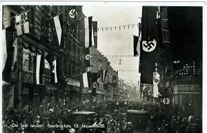 Polls: Crowds celebrating the Saar vote to join Germany