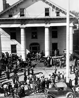 Flemington: Crowds at Flemington, New Jersey courthouse