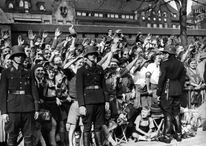 1933 1945: Crowds in front of Hotel Deutscher Hof at the Nuremberg