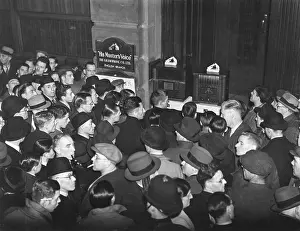 Viiis: Crowds listening to a broadcast of the abdication speech
