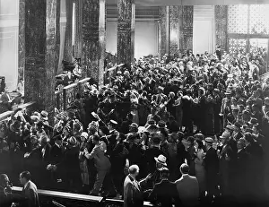 Mobbing: Crowds make a run on the bank