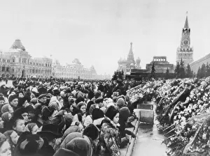 1379: Crowds in Moscow's Red Square mourn the death of