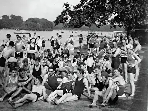 Londons: Crowds in the openair bath Serpentine