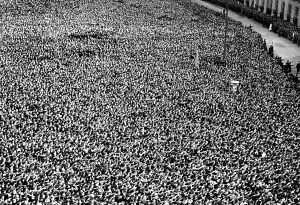Hiller: Crowds of people in front of the Reich Chancellery after the