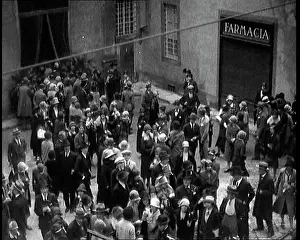 Luisa: Crowds of People Waiting at the Wedding Between