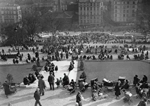 Parkway: Crowds at the place Saint-Pierre at