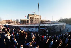 Throng: Crowds throng around the Brandenburg Gate ?