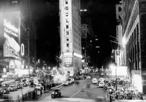 Budweiser: Crowds in Times Square await the results ?