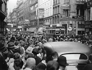Omnibuses: Crowds at the visit of Marlene Dietrich