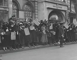 Bonding: Crowds waiting for the parade of the 369th