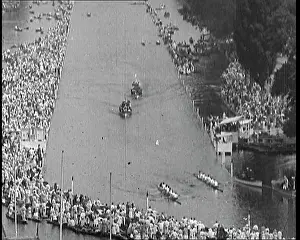 Henley: Crowds Watching River Boats Pass By At Henley On Thames